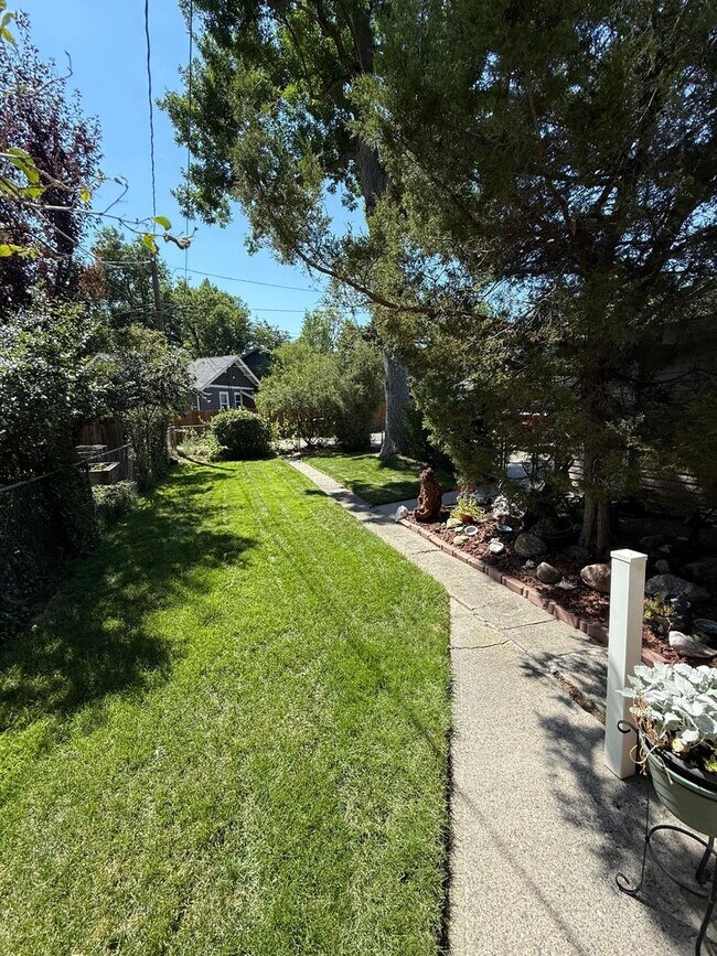 Building Photo - Warm & Furnished 2BR Home Near Billings Clinic