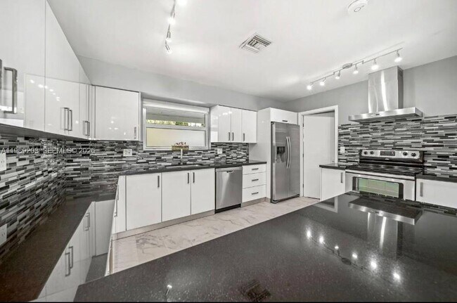 Building Photo - 909 N 13th Ct