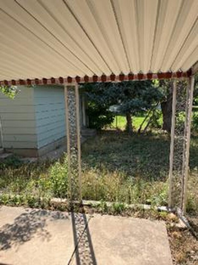 Building Photo - STUDENTS WELCOME! Sprawling Ranch Home w/ ...