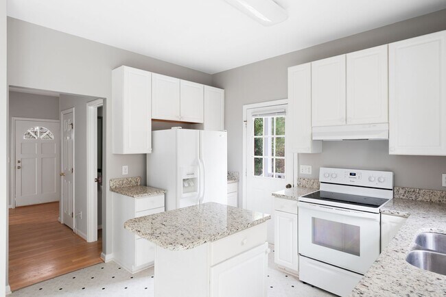 Building Photo - Available 6/9! Fabulous Home in Fantastic Location