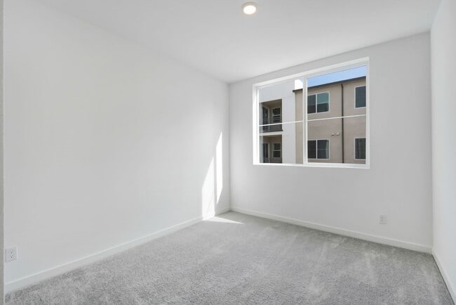 Building Photo - Just reduced and priced to rent fast! Modern Urban 2 Bed, 2 Bath Condo in Prime Ontario Location.