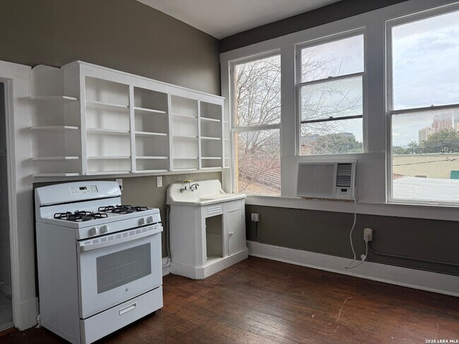 Building Photo - 919 S Alamo St