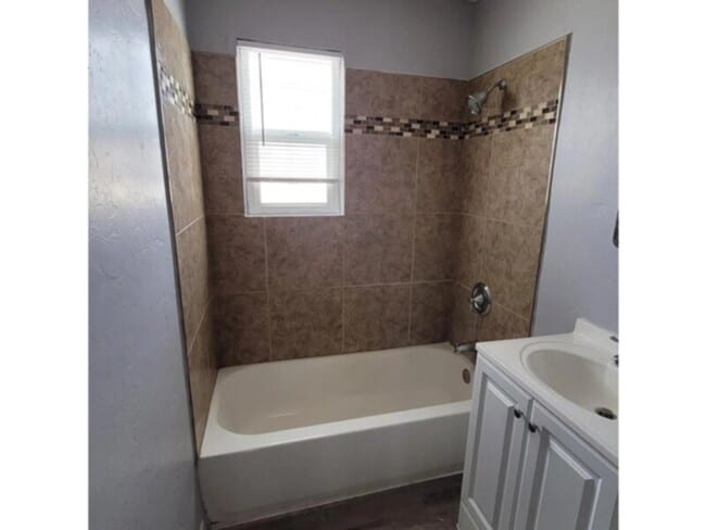 Building Photo - Standalone one-bedroom