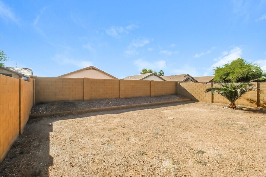 Building Photo - 12613 W Bloomfield Rd