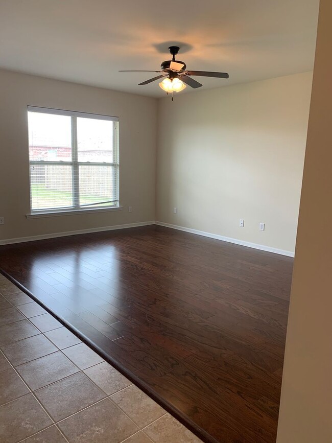 Building Photo - Beautiful 3 bedroom 2 bath home in