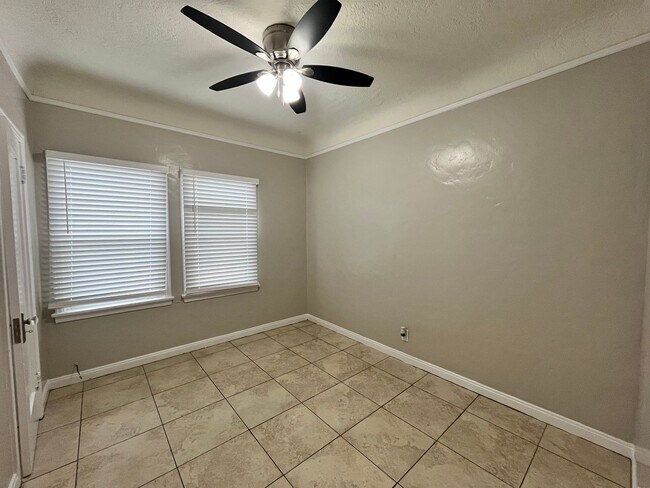 Building Photo - LARGE UPSTAIRS 2 BEDROOM 1 BATH, BUILDING ...