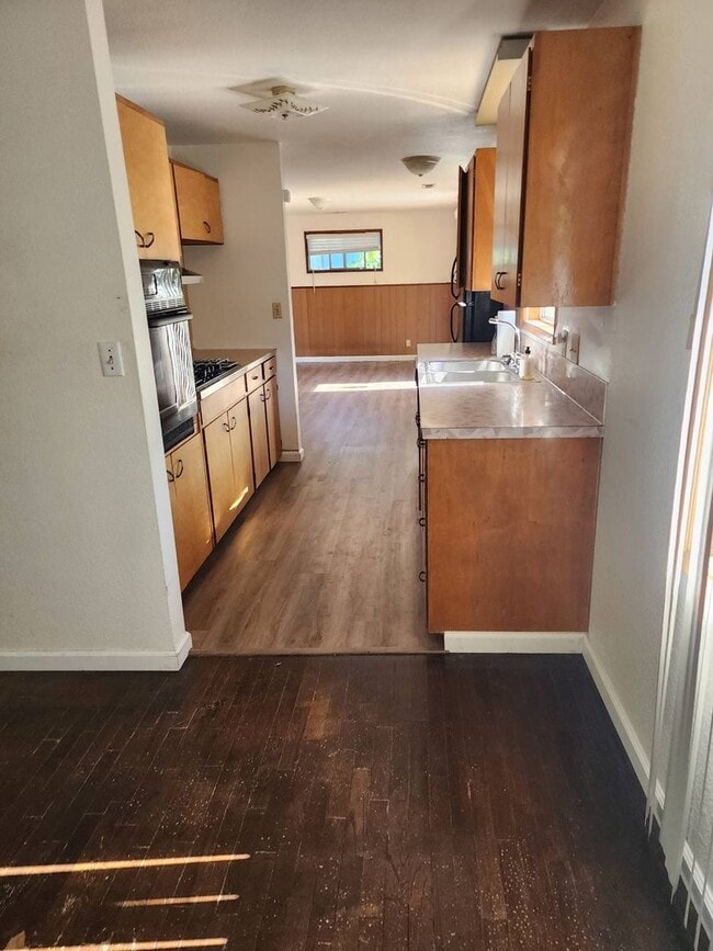 Building Photo - Wonderful 3 -bedroom with Garage
