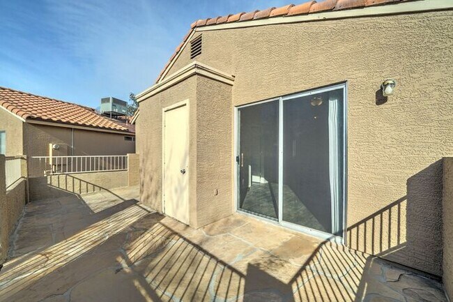 Building Photo - READY TO VIEW NOW! Recently Renovated 2bed/2bath Townhouse in Peoria!