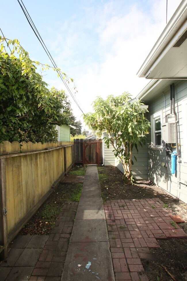 Building Photo - Laurel Street Triplex