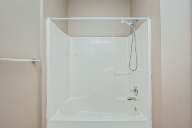 Building Photo - Spacious 2-Bedroom Condo at The Oaks – Pri...