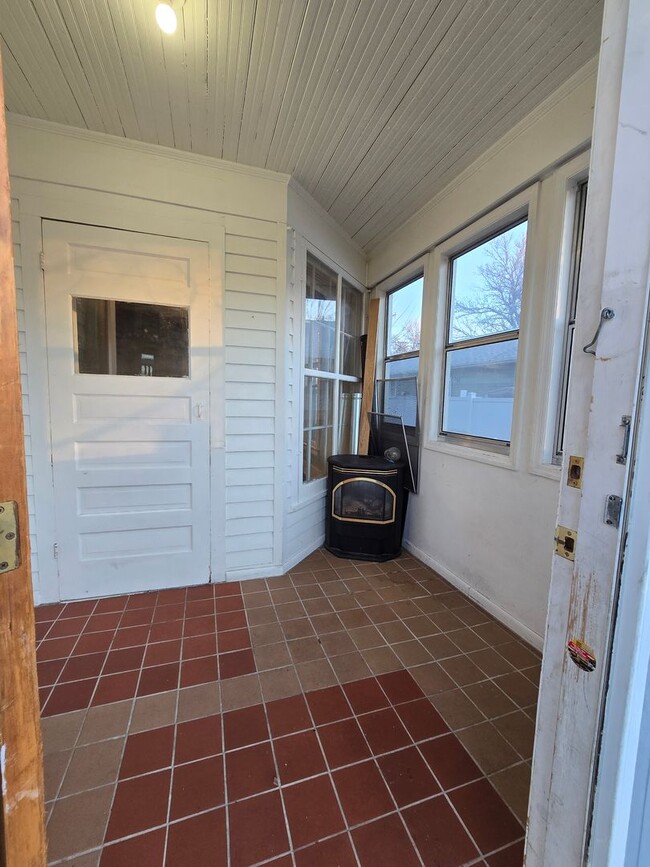 Building Photo - 135 Custer Ave