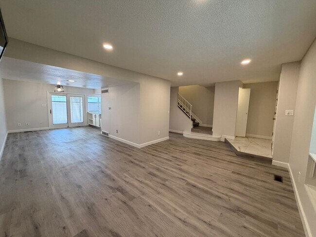 Building Photo - 529 S Xenon Ct