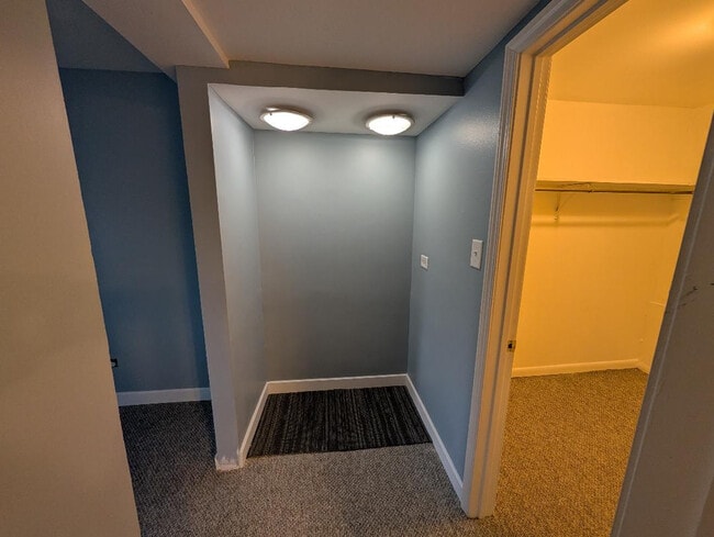 Building Photo - 5858 W 87th St