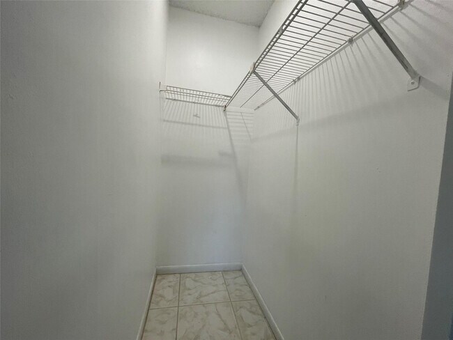 Building Photo - 6040 Shaker Wood Cir