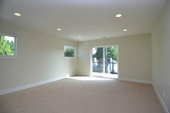 Building Photo - Spacious 5-Bedroom Home for Rent in the Maple Leaf Community