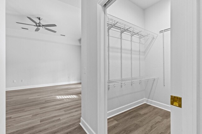 Building Photo - Executive Lakefront in Gainesville - Available NOW