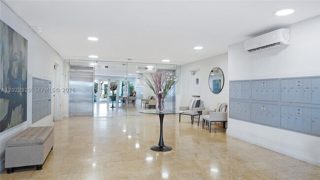 Building Photo - 1750 James 9J
