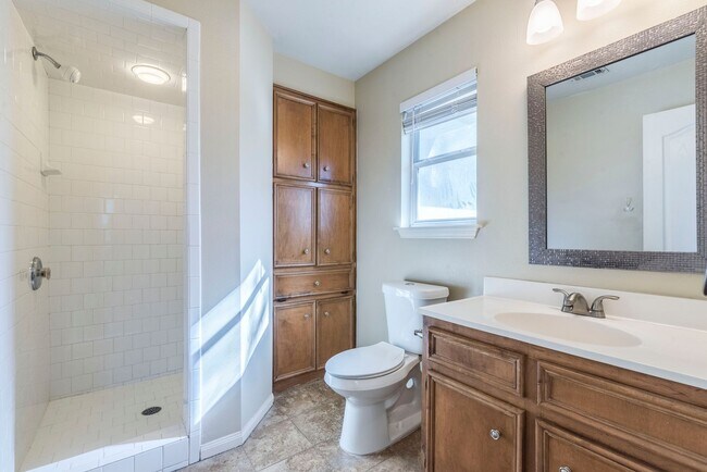 Building Photo - Charming 3 bedroom, 2 bathroom home in the heart of East Austin