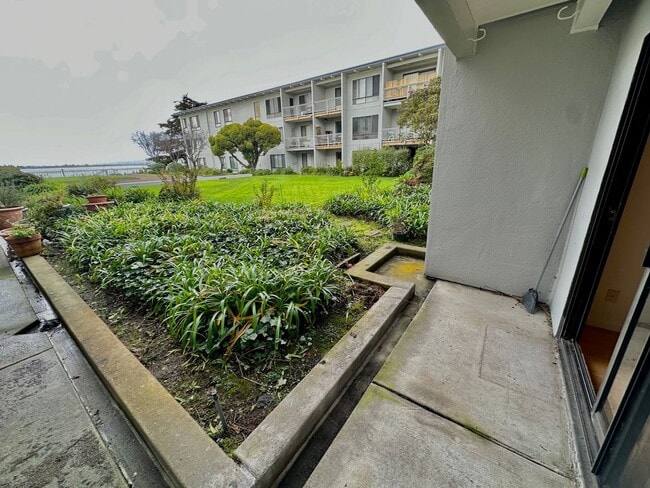 Building Photo - 6 Commodore Dr