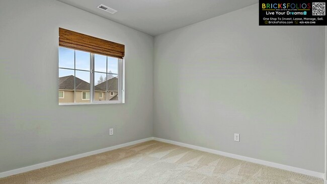Building Photo - 5 BEDROOMS | A/C | 3-CAR GARAGE | FENCED BACKYARD | 2,780 SQ. FT. | CONVENIENT TO JBLM