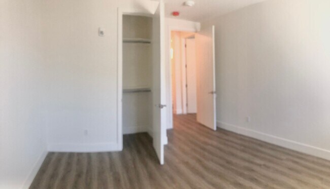 Building Photo - Large multi level 2Bd/1.5 Bth with heated ...