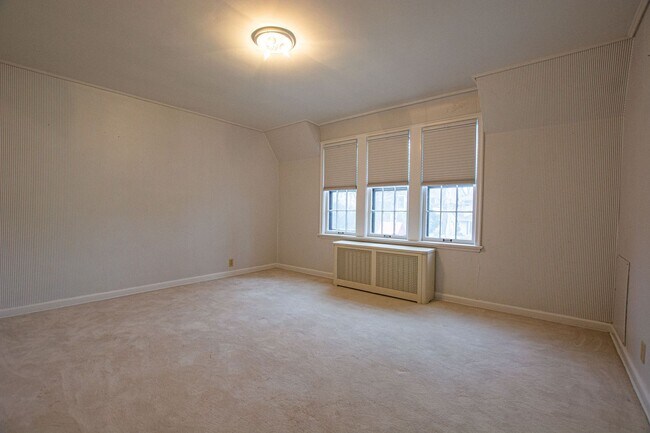 Building Photo - Gorgeous 5 Bedroom / 4.5 Bath Home located right off Happy Hollow Blvd!