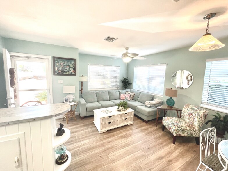 Building Photo - 14902 N Bayshore Dr