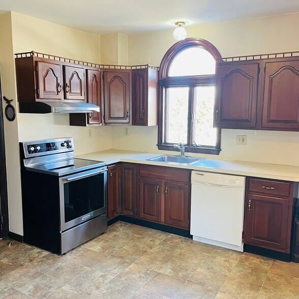 Building Photo - 12 Endicott St