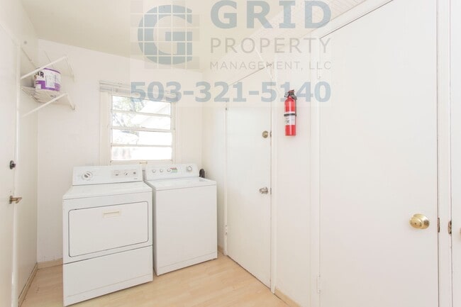 Building Photo - Two Bedroom Bungalow Available in Lents Ne...