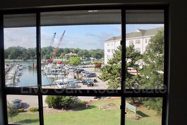 Building Photo - 3200 Lynnhaven Dr