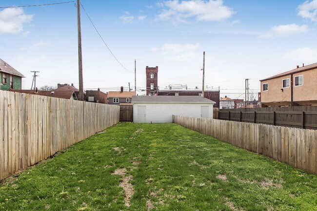 Building Photo - 1013 E Rich St