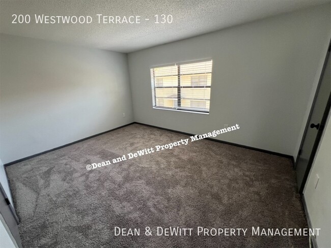 Building Photo - 2/1.5 Townhome w/ Pool - For Rent