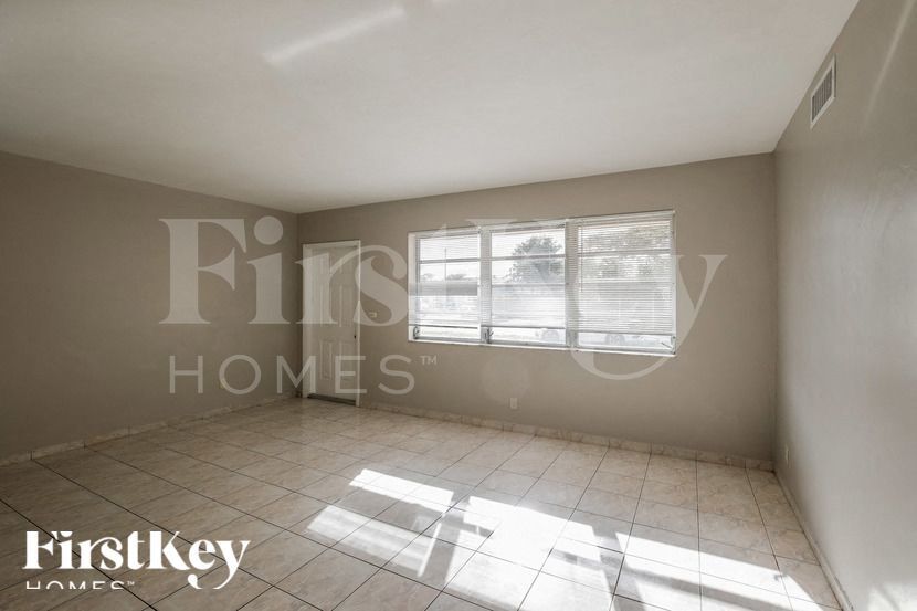 Building Photo - 621 SW 69th Terrace