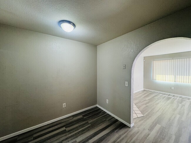 Building Photo - 2643 N Alvernon Way