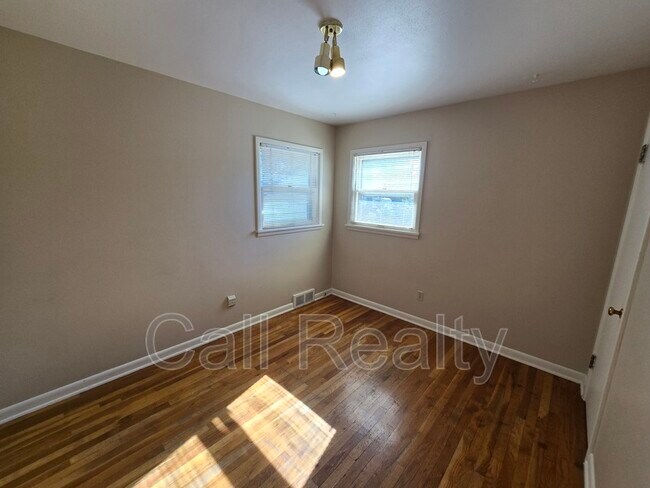 Building Photo - 1218 E 33rd Ave