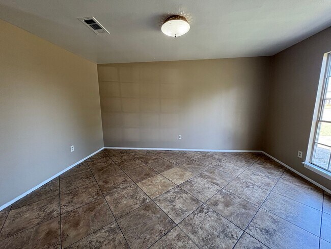 Building Photo - Awesome home with lots of space and storage!