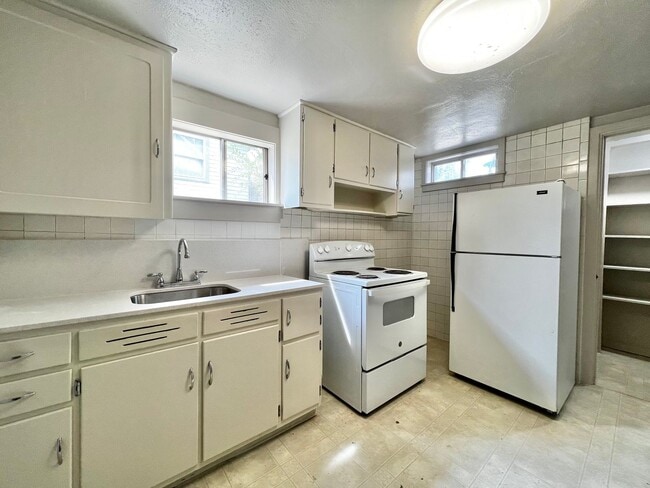 Building Photo - Cozy 2-Bedroom 1-Bath Basement Unit Near UNC!