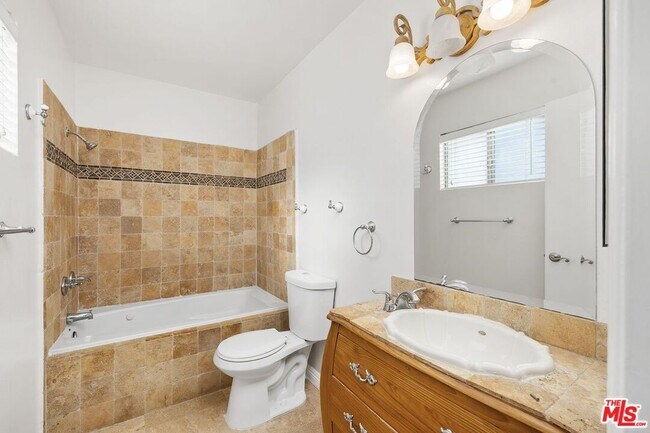 Building Photo - 1732 Palisades Dr