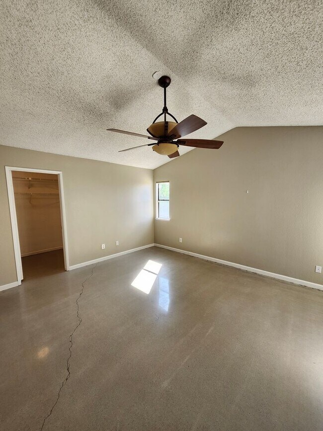 Building Photo - Charming Single-Story Home