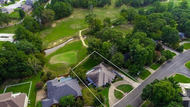 Building Photo - 4/3.5/2 On OAK FORREST GOLF COURSE 4th green