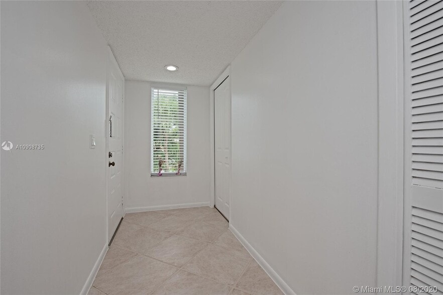 Building Photo - 320 Racquet Club Rd