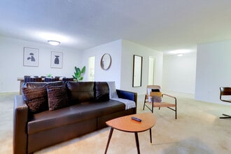 Building Photo - 1600 S Eads St