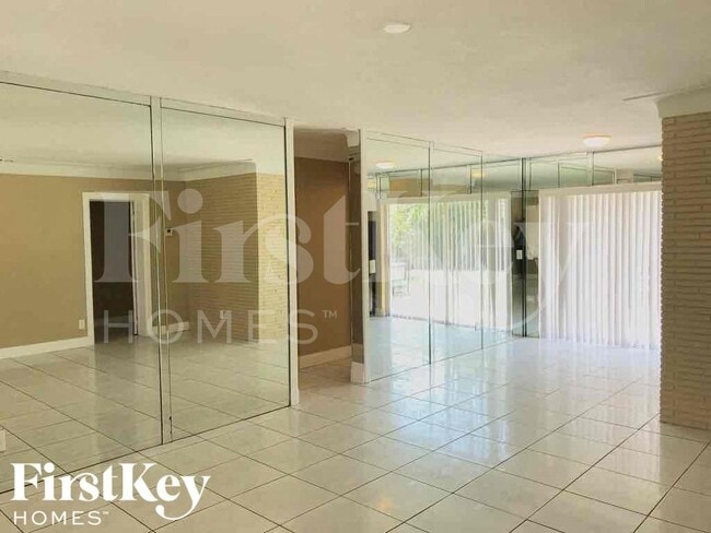 Building Photo - 2840 SW 2nd Ct