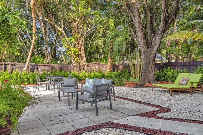 Building Photo - 204 SW 19th Ave