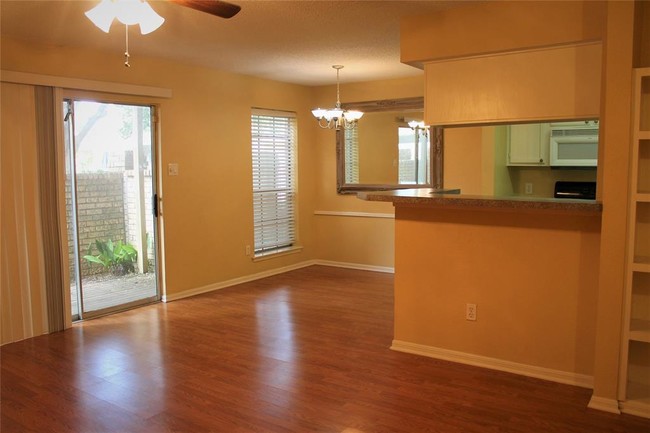 Building Photo - 11201 Lynbrook Dr