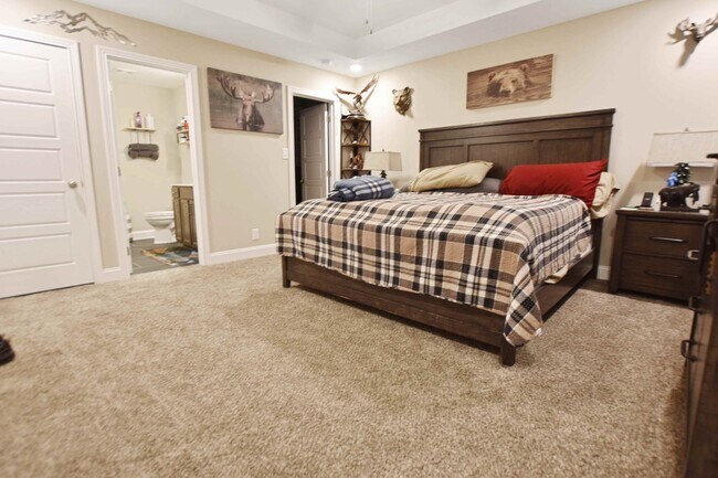 Building Photo - Pet Friendly Three Bedroom!