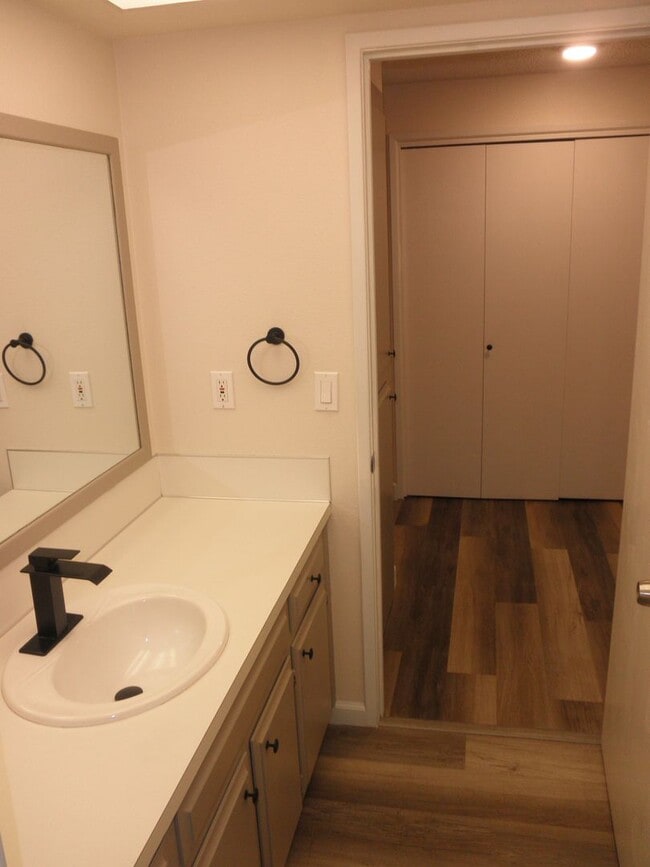 Building Photo - On cul de sac