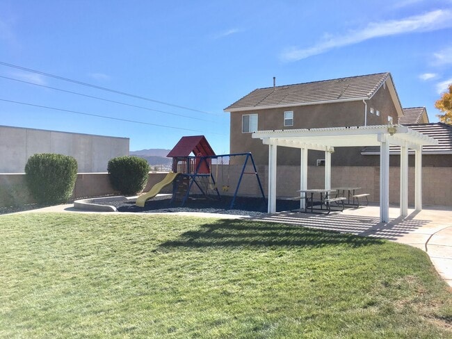 Building Photo - 3-BR Townhome in Fox Cove