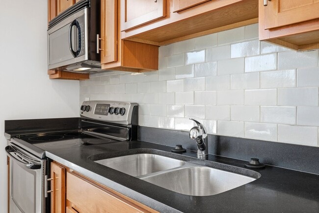 Building Photo - 211 Cream St