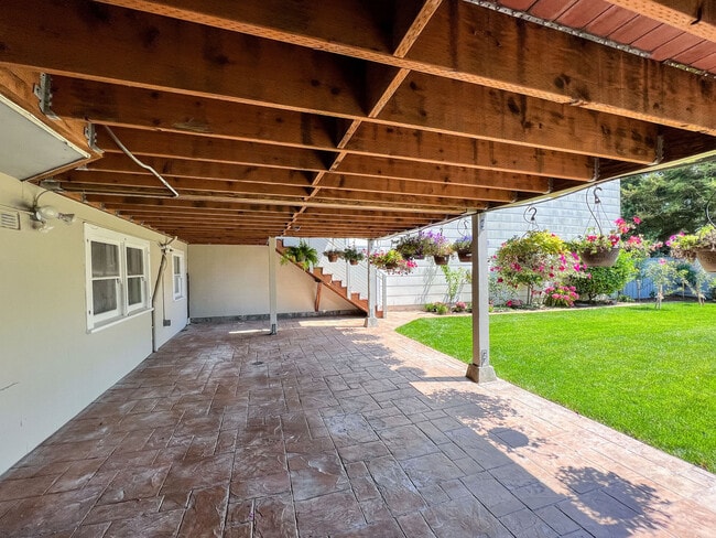 Building Photo - 2255 Beach St